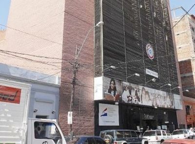 Denuncian lentitud del MEC para expedir títulos y quieren la “suerte” de Rivas para obtenerlo en 24 horas - Nacionales - ABC Color