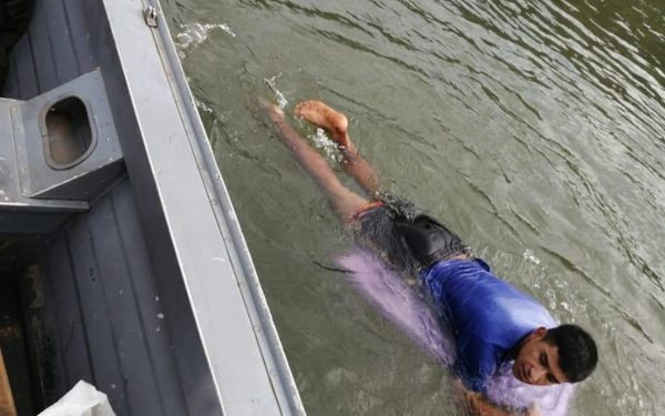 Pasaba el río Paraná sobre tabla de surf y fue detenido