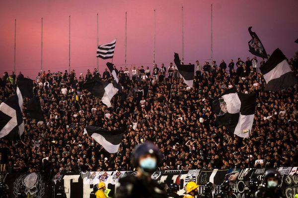 Locura en Serbia: 16.000 hinchas asistieron al clásico de Belgrado sin protocolo sanitario - Fútbol - ABC Color