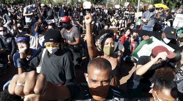 En medio de la pandemia, brasileños marchan a favor y en contra de Bolsonaro