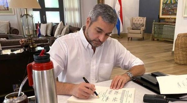 Abdo promulga ley que regularizará a 1.700 trabajadores de blanco - Digital Misiones