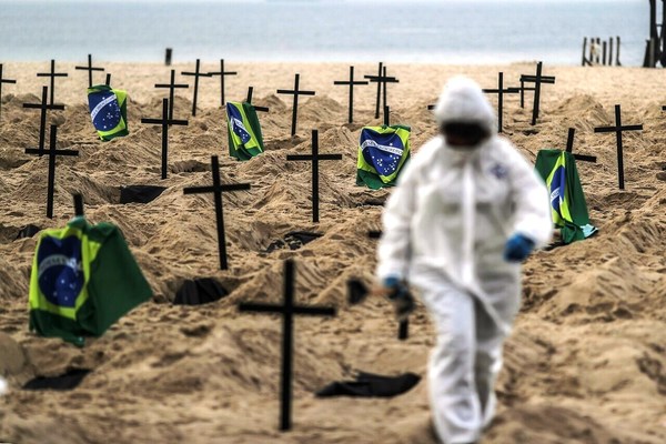 Playa de Copacabana se llena de tumbas simbólicas por el Covid-19 - ADN Paraguayo