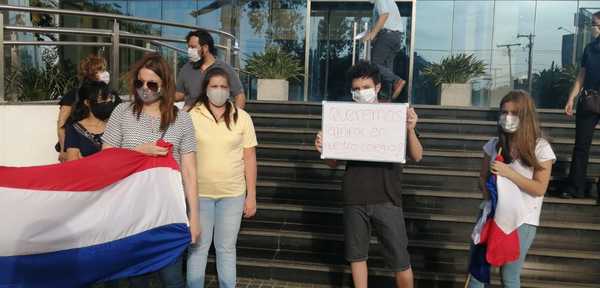 Padres y alumnos del Colegio Chiang Kai Shek se manifiestan frente a la Embajada de Taiwán exigiendo intermediación » Ñanduti