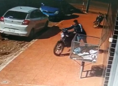 Quedó grabado en video: hurtan motocicleta estacionada
