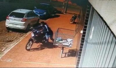 Ladrón se lleva una motocicleta
