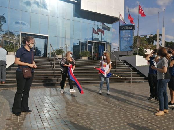 MEC desconoce motivo de cierre del colegio Chiang Kai Shek y padres piden explicación - ADN Paraguayo