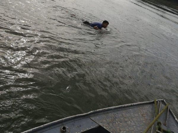 Un joven intentó cruzar el Paraná en una tabla de surf