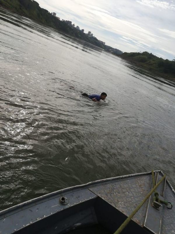 Intentó cruzar el río Paraná en tabla de surf - ABC en el Este - ABC Color