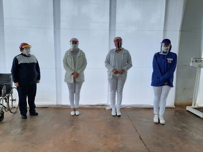 Jóvenes confeccionan y donan máscaras faciales impresas en 3D - Nacionales - ABC Color