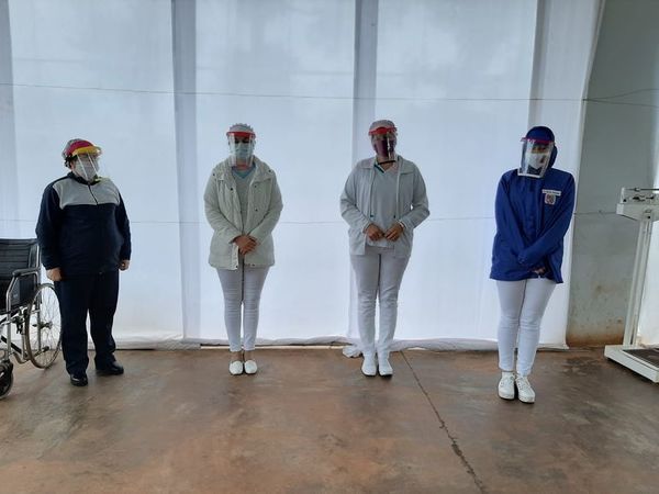 Jóvenes confeccionan y donan máscaras faciales impresas en 3D - Nacionales - ABC Color