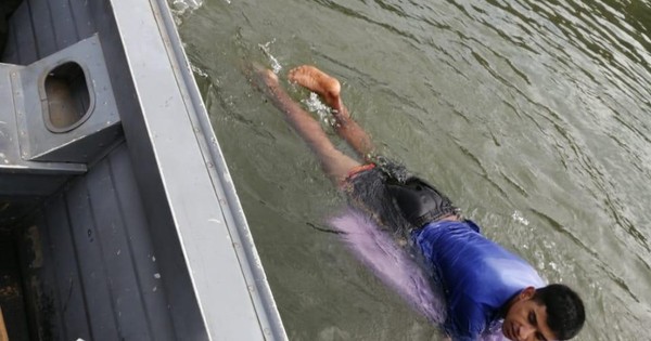 Joven intentó cruzar el Paraná surfeando y lo detuvieron