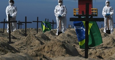 Cavan tumbas en playa de Copacabana para honrar a los muertos de COVID-19 en Brasil