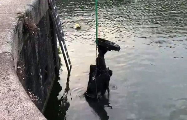 Estatua de comerciante de esclavos arrojado al agua en Bristol fue retirado del río