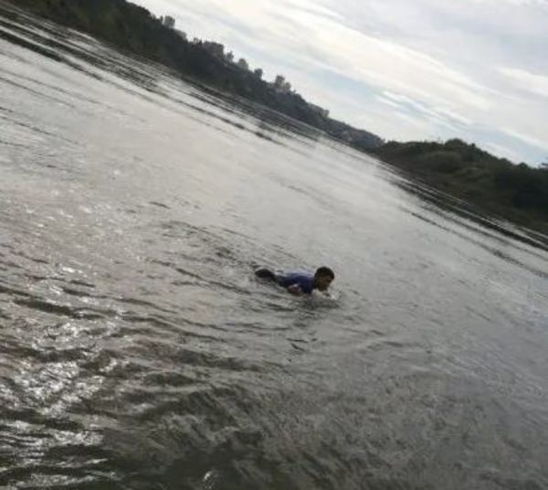 Un joven intentó cruzar el Paraná en una tabla de surf