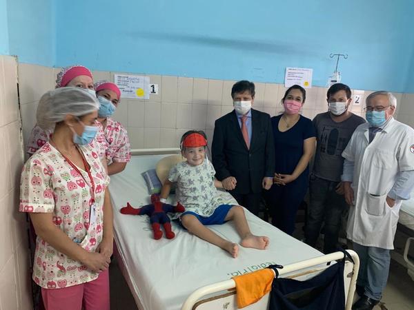 Euclides Acevedo visitó al pequeño Lucas en el Hospital del Trauma - Megacadena — Últimas Noticias de Paraguay