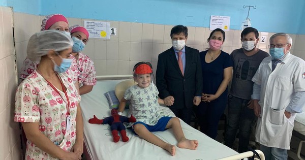 Acevedo visitó a niño baleado por policías