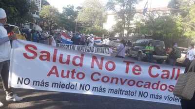 Funcionarios del Policlínico Capellanes del Chaco se manifiesta frente al ministerio