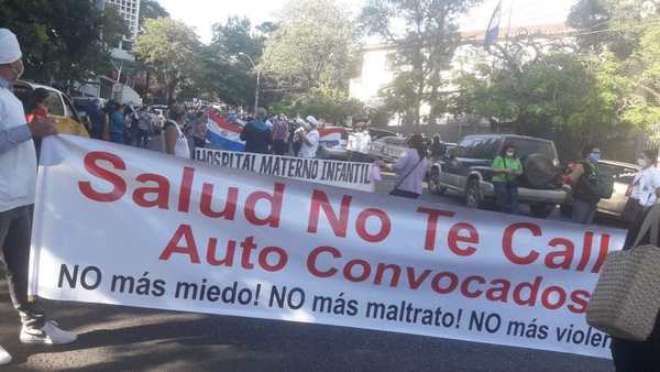 Funcionarios del Policlínico Capellanes del Chaco se manifiesta frente al ministerio