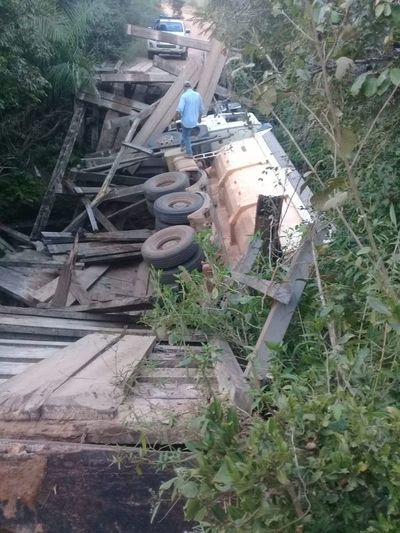 Un puente cedió y camión de gran porte cayó a un arroyo en Concepción - Nacionales - ABC Color