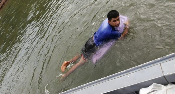 Quiso cruzar la frontera onda “Aquaman” pero ojepilla | Crónica