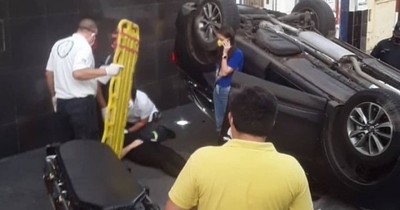 Periodista es trasladada a sanatorio tras aparatoso accidente en microcentro asunceno