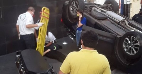 Periodista es trasladada a sanatorio tras aparatoso accidente en microcentro asunceno