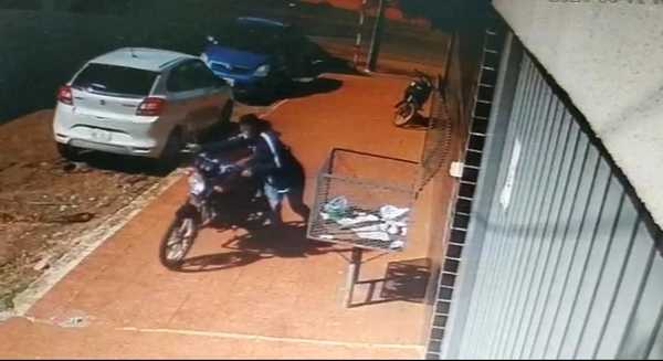 Solitario ladrón “levanta” una moto estacionada y desaparece en segundos