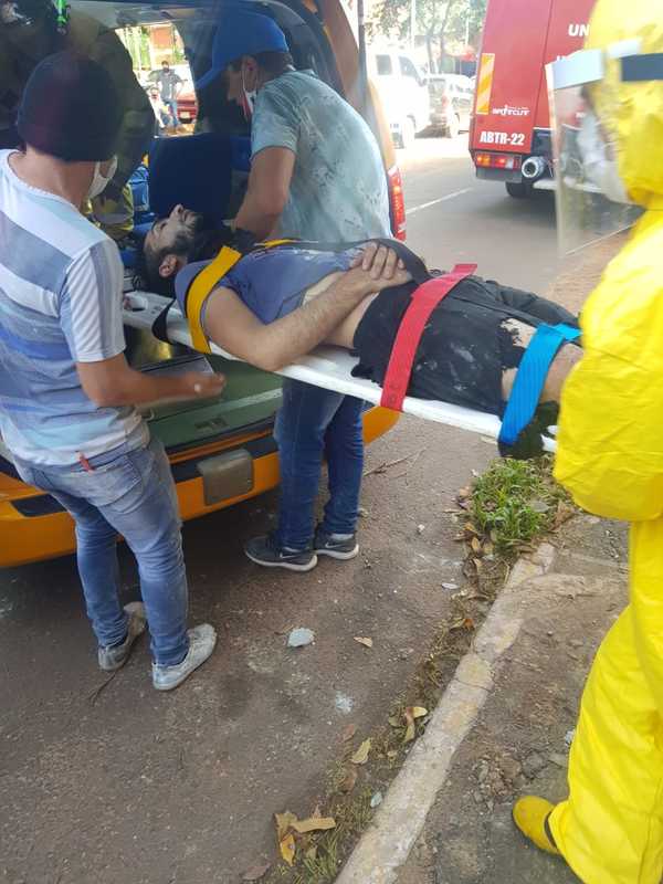 Pintor casi muere electrocutado tras caer desde un predio en construcción