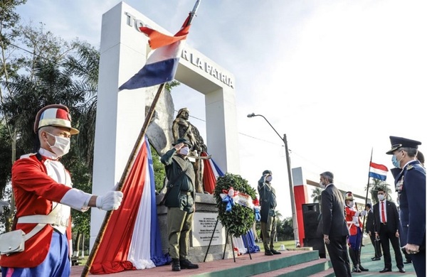 Abdo Benítez depositó ofrenda floral en conmemoración a la Paz del Chaco