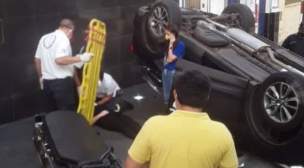 Vehículo de periodista vuelca aparatosamente en el microcentro de Asunción - ADN Paraguayo