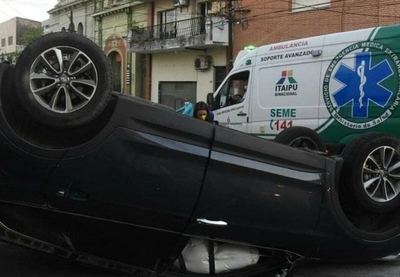 HOY / Video capta choque a camioneta de periodista