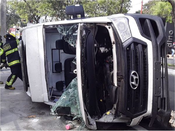 Vuelca ambulancia que trasladaba a una mujer embarazada en Asunción