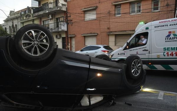 Accidente con vuelco en el centro de Asunción - La Primera Mañana - ABC Color