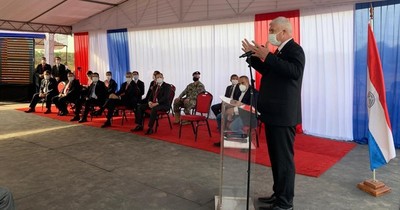 Ministro Wiens pidió orar en pleno acto público