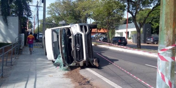 HOY / Ambulancia que trasladaba a una embarazada vuelca en Asunción