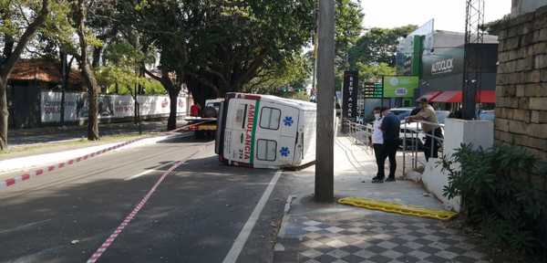 Una ambulancia volcó mientras trasladaba a una embarazada » Ñanduti
