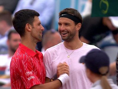 Abrazos, palmadas y poca distancia en el torneo benéfico de Djokovic