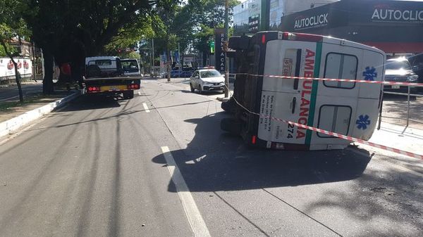 Ambulancia volcó tras choque en Asunción - Nacionales - ABC Color