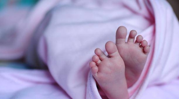 HOY / Bebé de 18 meses, víctima de golpes y supuesto abuso, en terapia intensiva