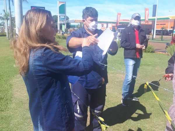Una directora de Ponta Porã entrega las tareas a sus alumnos pedrojuaninos por sobre la alambrada
