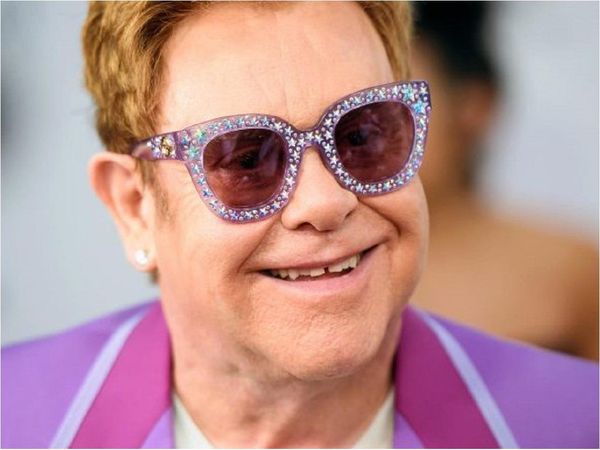 Elton John se une al dúo emergente Surfaces en Learn to fly