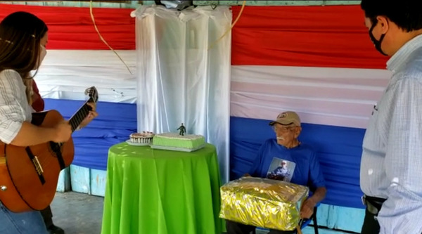 Brindan serenata a excombatiente de Loreto