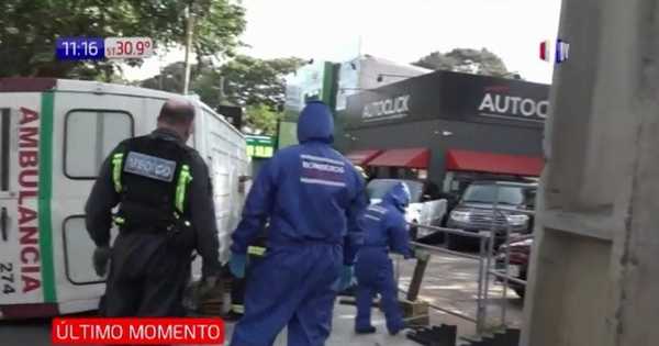 ¡Impactante! Ambulancia que trasladaba a embarazada vuelca | Noticias Paraguay