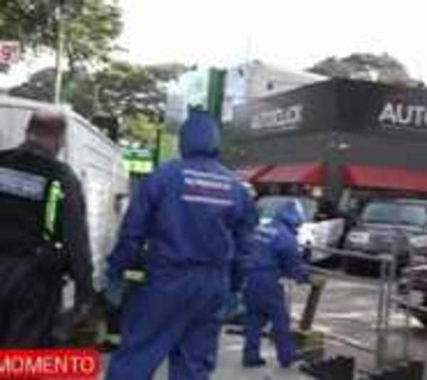 Ambulancia que trasladaba a embarazada termina volcando - Paraguay.com