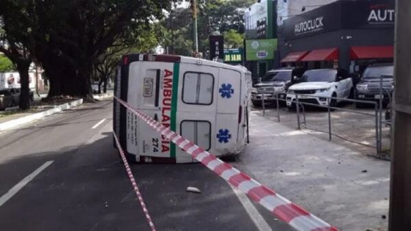 Ambulancia que trasladaba a embarazada vuelca en Asunción