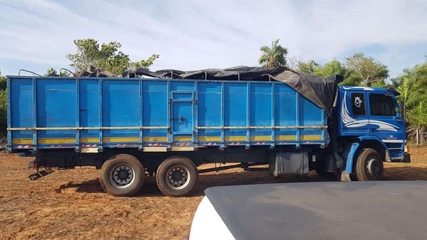 Incautan camión doble eje y 20.000 litros de combustible de contrabando