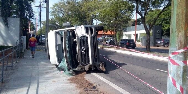 HOY / Una ambulancia volcó sobre las calles Mariscal López y Ocampos Lanzoni, en Asunción, luego del impacto con otro vehículo
