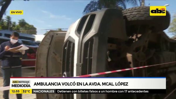 Ambulancia volcó en la Avda. Mcal. López - ABC Noticias - ABC Color