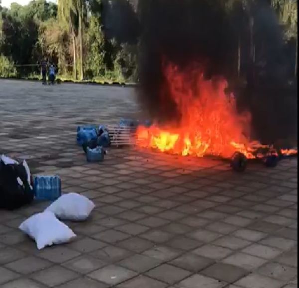 Tenso ambiente en hogar de cuarentena, vuelven a quemar colchones  - ABC en el Este - ABC Color