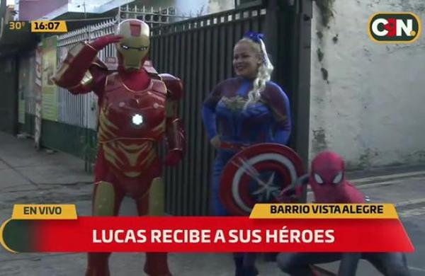 ¡El pequeño Lucas recibe a sus superhéroes favoritos! - C9N